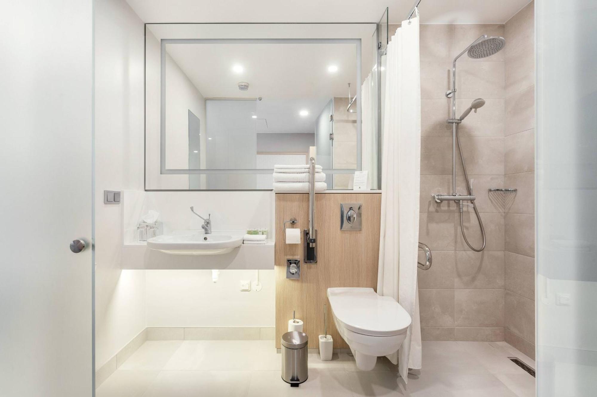 Courtyard By Marriott Vilnius City Center Ngoại thất bức ảnh